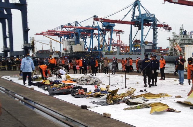 Puing pesawat Sriwijaya Air SJ-182 yang telah ditemukan oleh tim SAR. Foto: Fachrul Irwinsyah/kumparan