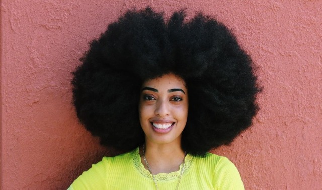 Perempuan Ini Pecahkan Rekor Guinness dengan Rambut Afro Terbesar di Dunia (414219)