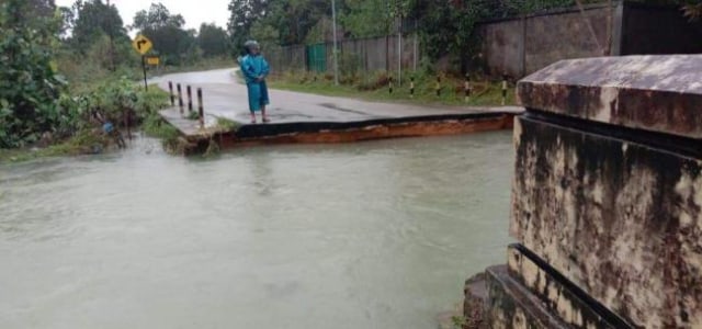 Jembatan ambrol akibat luapan Sungai Gesek di Jalur Tirta Madu, Kabupaten Bintan. (Foto: Ary/Batamnews)