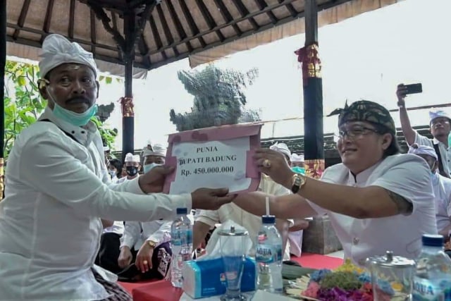 Bupati Badung, Bali,  Nyoman Giri Prasta dalam sebuah acara penyerahan bantuan - IST  