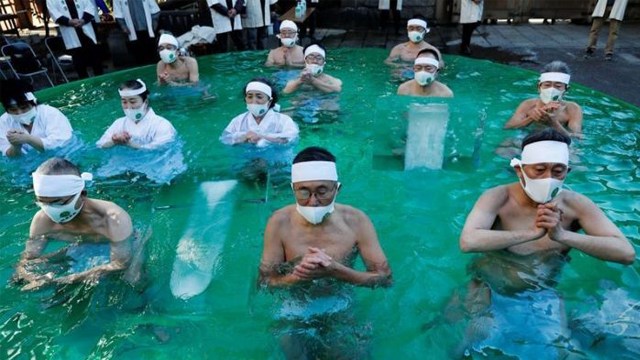 Ritual unik di Jepang, mandi es untuk doakan pandemi segera berakhir. (REUTERS/Kim Kyung-Hoon)