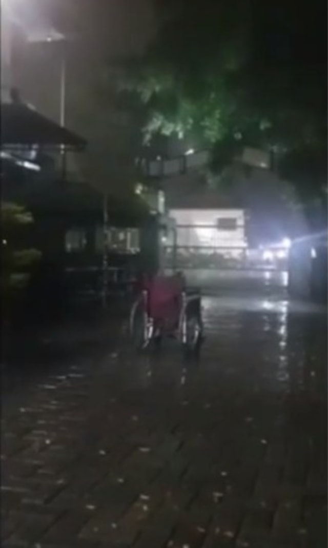 Viral video kursi roda berjalan sendiri di halaman rumah sakit di Kecamatan Cipondoh, Tangerang, Banten. (Foto: Instagram/@smart.gram)