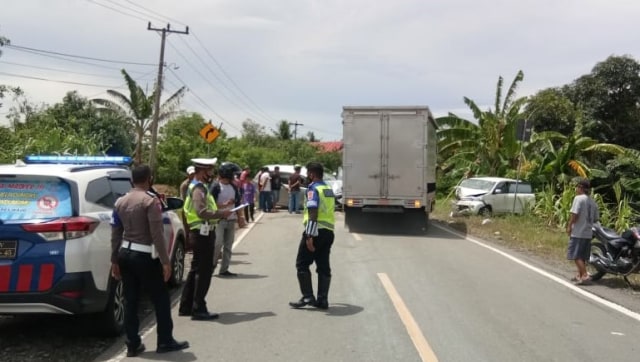 Kecelakaan lalu lintas terjadi di ruas Jalan Trans Sulawesi Makassar-Palopo di Lingkungan Ajukaraja, Wajo, Sulsel. Foto: Dok. Satlantas Polres Wajo