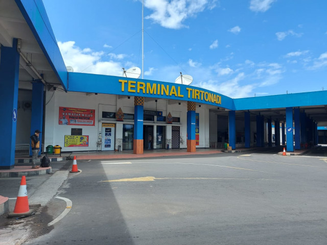 Suasana Terminal Tirtonadi, Solo pada hari pertama PPKM tampak sepi