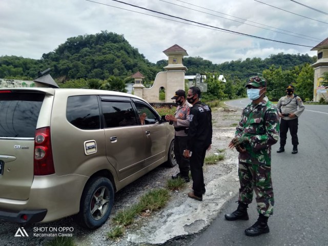 Pemeriksaan kendaraan di hari pertama PSTKM Gunungkidul. Foto: Erfanto/Tugu Jogja.