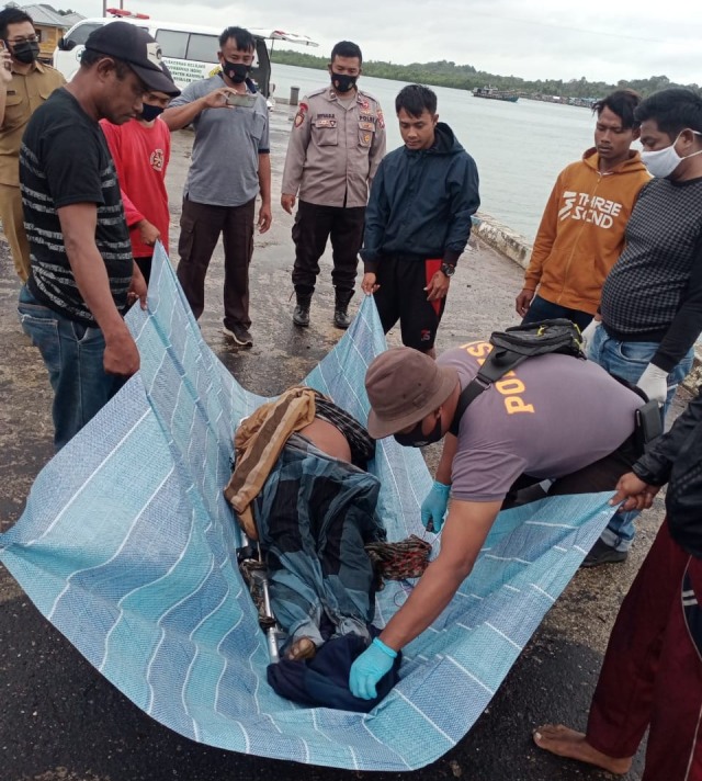﻿﻿Jenazah korban dievakuasi setelah tiba di dermaga Gelugur, Kecamatan Moro, Kabupaten Karimun, Senin (11/1). Foto: Istimewa﻿