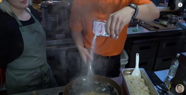 Dipuji Chef Michelin Star, Uncle Roger Ungkap Rahasia Nasi Goreng Buatannya! (439843)