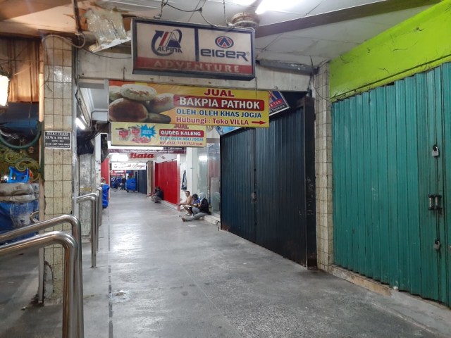 Penerapan kebijakan Pengetatan Secara Terbatas Kegiatan Masyarakat (PSTKM) di Jalan Malioboro sejumlah toko dan pedagang kali lima menutup lapak dagangannya pukul 19.00 WIB. Foto: Arfiansyah Panji Purnandaru/kumparan
