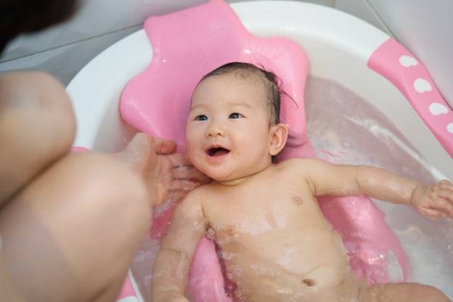 Bayi Menelan Air saat Mandi, Bahaya Enggak Sih? (278260)