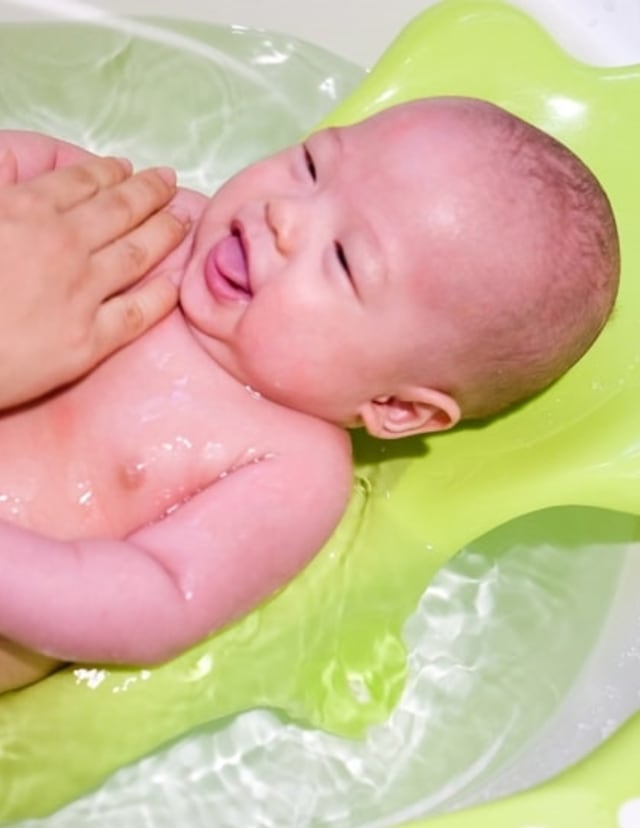 Bayi Menelan Air saat Mandi, Bahaya Enggak Sih? Foto: Freepik