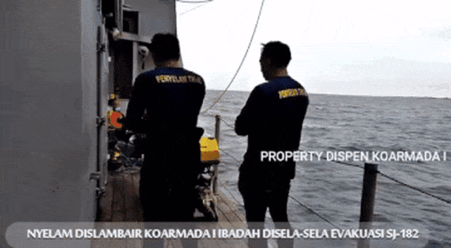 Penyelam Dislambair Koarmada 1 melaksanakan ibadah disela-sela evakuasi pesawat Sriwijaya Air SJ 182. Foto: Instagram/@koarmada 1