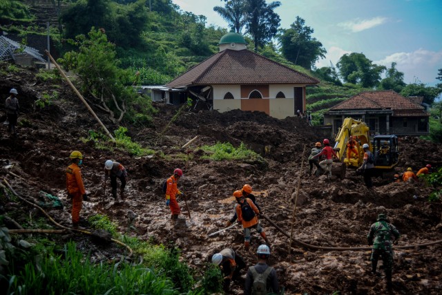 Anggota Basarnas, TNI, Polri dan relawan melakukan pencarian korban bencana tanah longsor di Cimanggung, Kabupaten Sumedang, Jawa Barat, Selasa (12/1).  Foto: Raisan Al Farisi/ANTARA FOTO