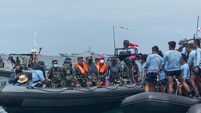 Kepala Staf Angkatan Laut (Kasal) Laksamana TNI Yudo Margono meninjau langsung pencarian pesawat Sriwjijaya Air SJ 182 di Kepulauan Seribu, Jakarta, Senin (11/1).  Foto: Dok. Dinas Penerangan Angkatan Laut