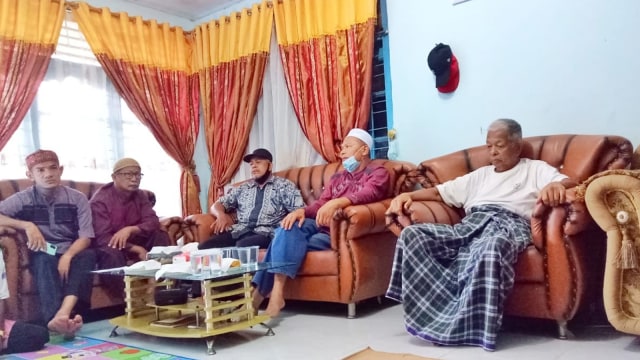 EFFENDI (66) ayah Putri Wahyuni Effendi, penumpang Sriwijaya Air yang jatuh di Perairan Kepulauan Seribu bersama sanak saudara di Pekanbaru.