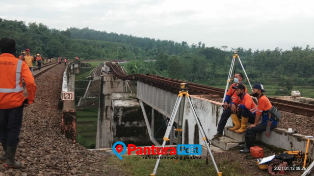 Sejumlah petugas PT KAI mengecek jembatan yang putus di Tonjong, Brebes. (Foto: Reza Abineri)