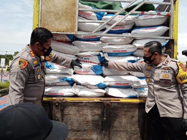 Polres Indramayu berhasil membongkar praktik penyelundupan pupuk bersubsidi, Selasa (12/1/2021). Sebanyak 10 ton pupuk jenis NPK merek Ponska berhasil diamankan. (Tomi Indra)