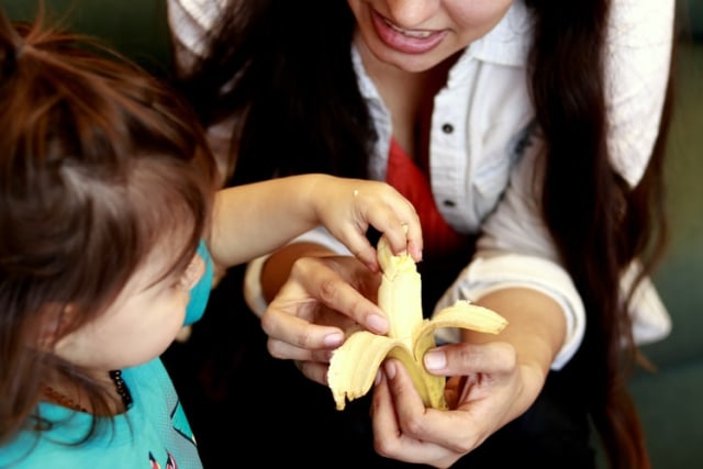 Ilustrasi Memakan Pisang Tanduk. Foto: Unsplash