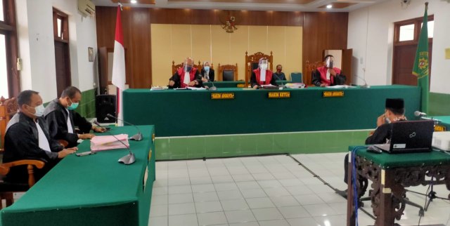 Wakil Ketua DPRD Kota Tegal, Wasmad Edi Susilo, akhirnya menjalani sidang putusan, Selasa (16/1/2021) di Pengadilan Negeri (PN) Tegal. (Foto: Setyadi)