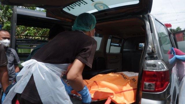 Polisi Tanjungpinang mengevakuasi jasad Reni ke rumah sakit untuk divisum. (Foto: Adi/batamnews)
