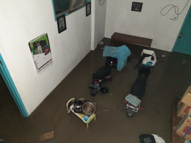 Bencana banjir merendam rumah penduduk di Koto Baru, Kabupaten Solok, Sumatera Barat. Foto: ist