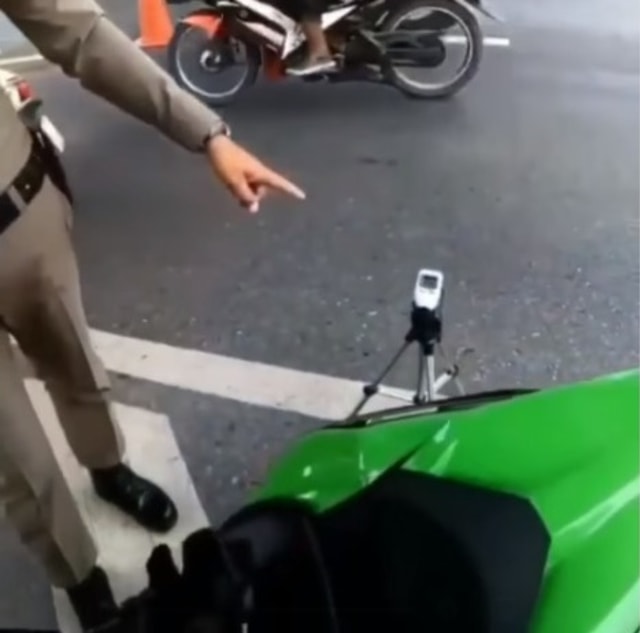 Viral polisi lalu lintas di Thailand pakai alat pengkur suara alias sound meter saat menindak pengendara motor yang memakai knalpot bising. (Foto: Facebook/Bekakas (Bergejil Suka Motor Bekas)