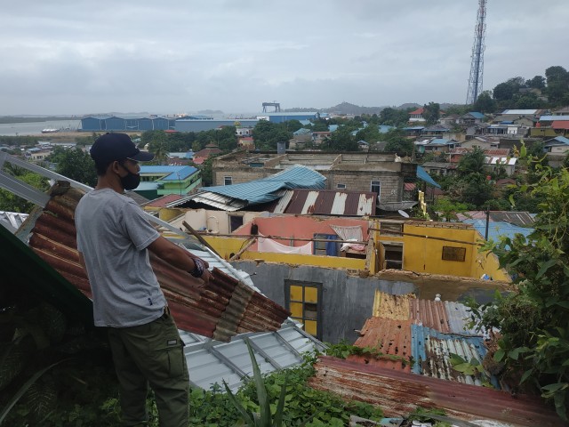 ﻿Kondisi rumah warga di Batam setelah diterjang angin puting beliung. Foto: Rega/kepripedia.com