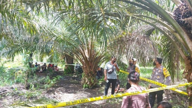 Personel Polres Pasangkayu saat melakukan olah TKP penemuan mayat kakek berusia 60 tahun. Foto: Dok. Polres Pasangkayu