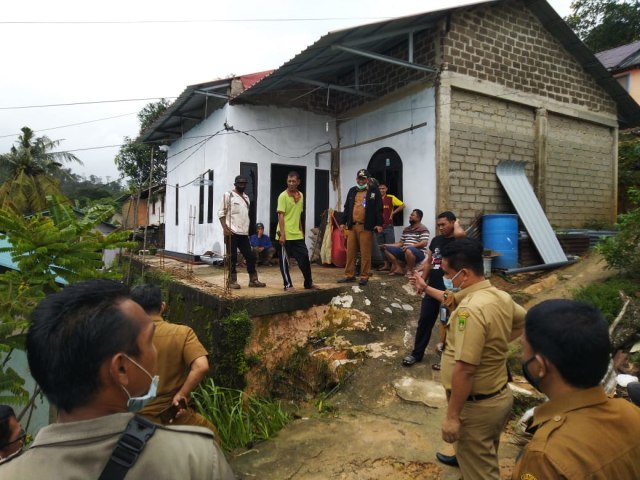 Angin Puting Beliung Melanda Batam, 2 Rumah Warga Rusak Parah ...