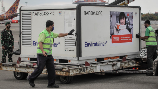 Petugas menurunkan kontainer berisi vaksin corona Sinovac saat tiba di Bandara Soekarno-Hatta, Tangerang, Banten, Selasa (12/1).  Foto: Dhemas Reviyanto/ANTARA FOTO