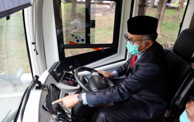 Gubernur Aceh Nova Iriansyah melakukan uji coba bus listrik transkoetaradja. Foto: Humas Pemprov Aceh