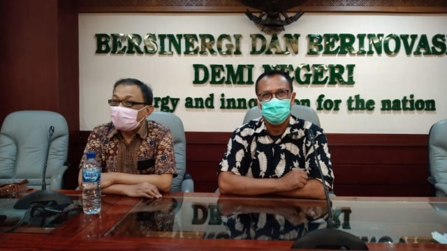 Juru bicara Rektor Unila, Nanang Trenggono (kanan) dan Kahfie Nazaruddin (kiri). Saat konferensi pers di ruang sidang utama lantai 2 Rektorat Unila, Senin (12/1) | Foto : Bella Sardio