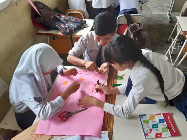 Siswa SMPN 10 Batang Hari Jambi sedang belajar Matematika. Kegiatan pembelajaran ini dilaksanakan sebelum pandemi. Foto: Ratih Hermiyati.