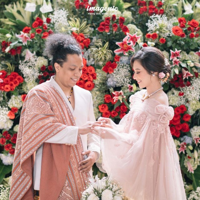 Indah Permatasari dan Arie Kriting. Foto: Instagram/indahpermatas