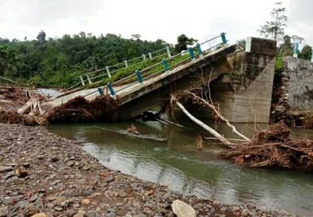 Jembatan Air Bugis yang ambruk pada 2020 lalu. Foto: Istimewa