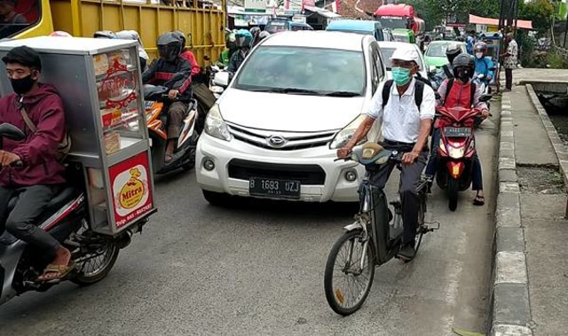 dr. Sedijono, bersepeda menuju ke tempat tugas/geriatri.id