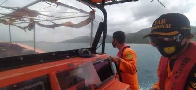 Pencarian empat nelayan hilang kontak dilakukan Tim Rescue Pos SAR Anambas. (Foto: Batamnews)