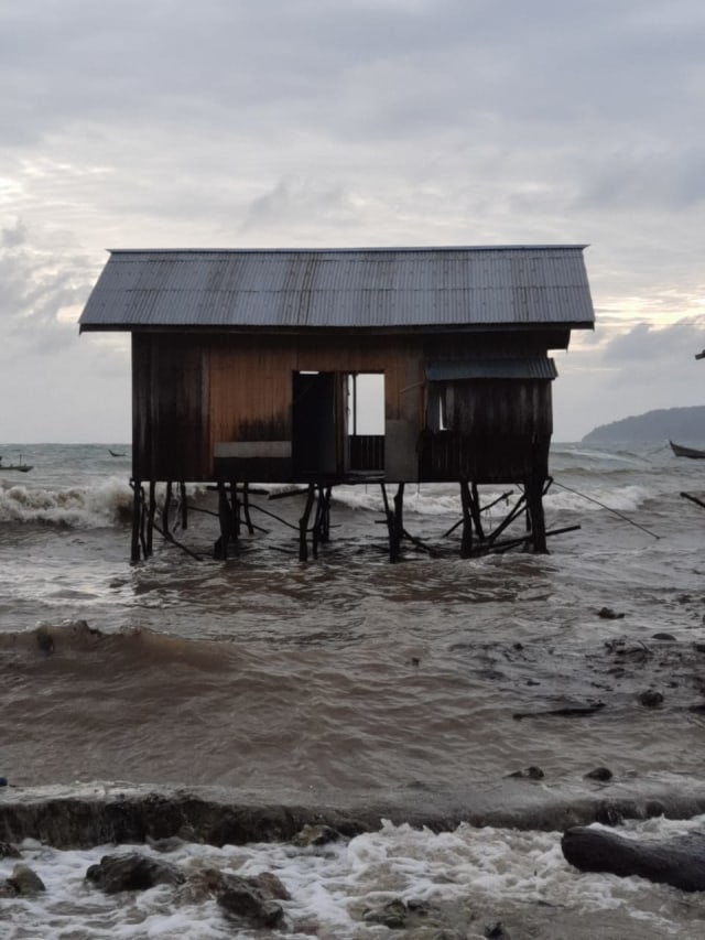 Sebuah rumah yang berada di bibir pantai Pulau Lemukutan mengalami kerusakan setelah dihantam gelombang pasang air laut. Foto: Dok Hi!Pontianak