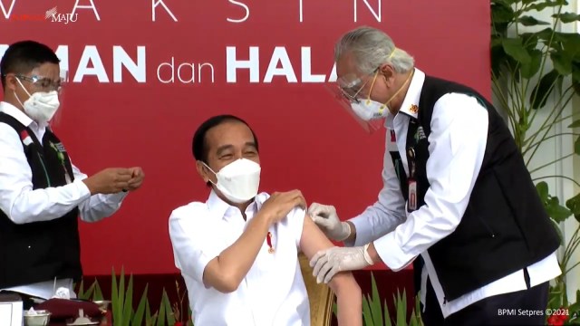 Presiden Joko Widodo usai disuntik vaksin corona Sinovac saat vaksiasi di Istana Negara, Jakarta, Rabu (13/1).  Foto: Youtube/@Sekretariat Presiden