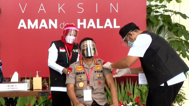 Kapolri Jenderal Pol Idham Azis disuntik vaksin corona Sinovac saat vaksiasi di Istana Negara, Jakarta, Rabu (13/1).
 Foto: Youtube/@Sekretariat Presiden