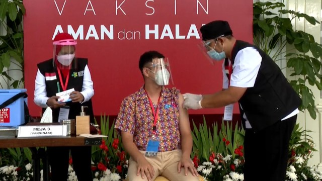 Raffi Ahmad usai disuntik vaksin corona Sinovac saat vaksinasi di Istana Negara, Jakarta, Rabu (13/1).  Foto: Youtube/@Sekretariat Presiden