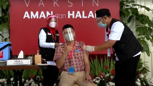 Raffi Ahmad usai disuntik vaksin corona Sinovac saat vaksiasi di Istana Negara, Jakarta, Rabu (13/1).  Foto: Youtube/@Sekretariat Presiden