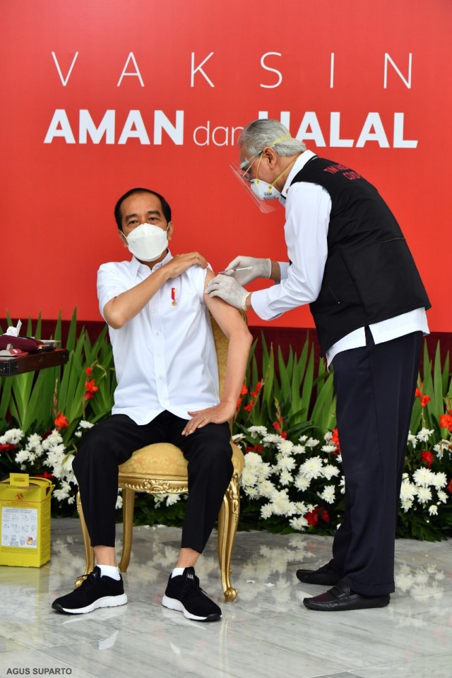 Presiden Joko Widodo disuntik vaksin corona Sinovac saat vaksiasi di Istana Negara, Jakarta, Rabu (13/1).  Foto: Dok. Agus Suparto