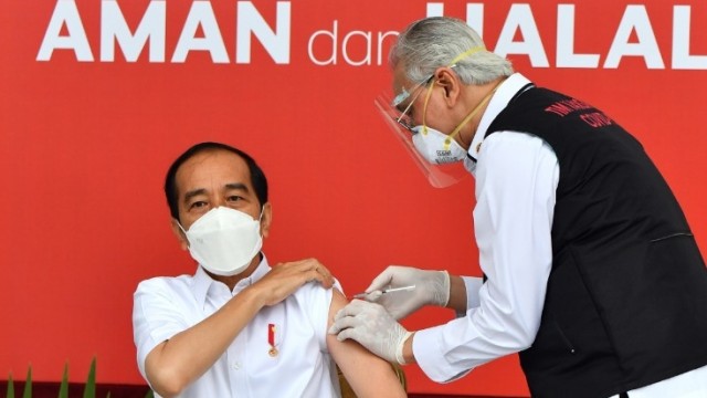 Presiden Joko Widodo disuntik vaksin corona Sinovac saat vaksiasi di Istana Negara, Jakarta, Rabu (13/1).  Foto: Dok. Agus Suparto