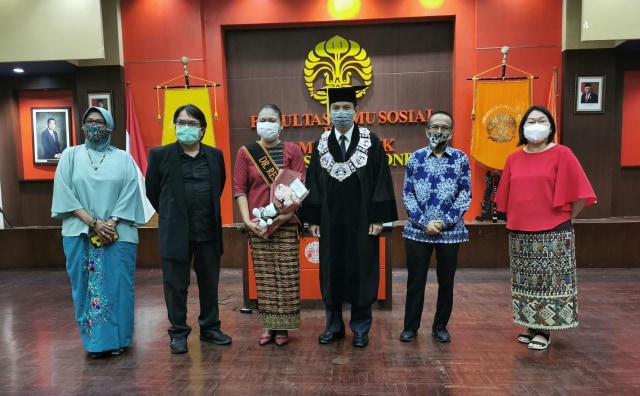 Sidang terbuka Fakultas Ilmu Sosial dan Ilmu Politik Universitas Indonesia (FISIP UI) untuk Ressi Dwiana.