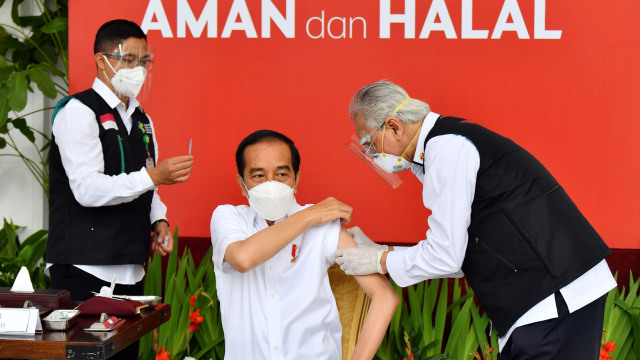 Presiden Joko Widodo disuntik dosis pertama vaksin corona Sinovac oleh vaksinator Wakil Ketua Dokter Kepresidenan Prof Abdul Mutalib (kanan) di beranda Istana Merdeka, Jakarta, Rabu (13/1). Foto: Setpres-Agus Suparto/HO ANTARA