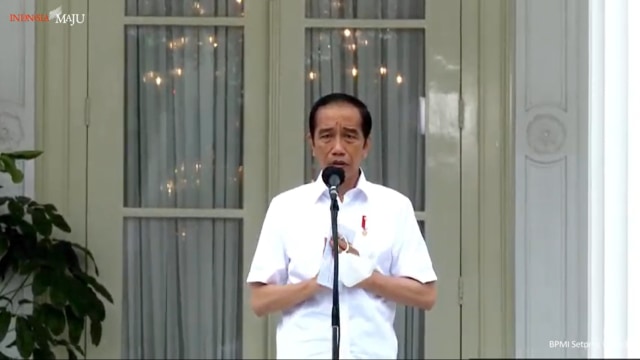 Presiden Joko Widodo memberikan keterangan pers usai disuntik vaksin corona Sinovac saat vaksinasi di Istana Negara, Jakarta, Rabu (13/1).  Foto: Youtube/@Sekretariat Presiden