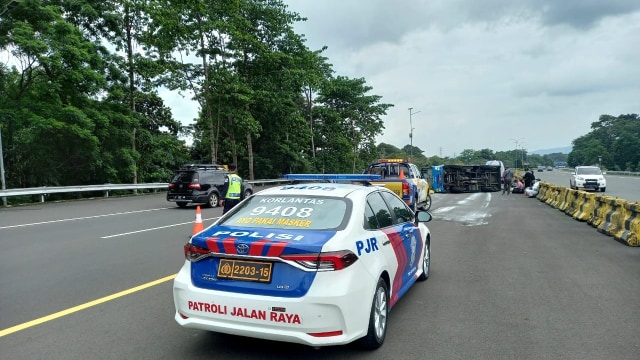 Bus pembawa pasien corona terguling di Tol Jagorawi. Foto: Dok. Istimewa