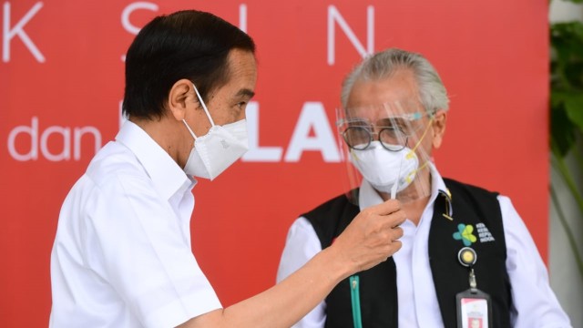 Fakta-fakta Jokowi Disuntik Vaksin dan Vaksinasi Corona Perdana di Indonesia (121159)