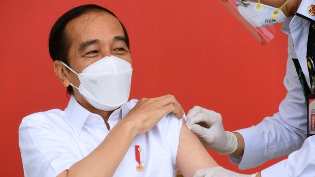 Presiden Joko Widodo saat disuntik vaksin corona Sinovac di beranda Istana Merdeka, Jakarta, Rabu (13/1). Foto: Biro Pers Sekretariat Presiden