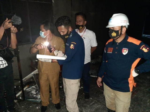 ﻿﻿Tim labfor melakukan olah TKP terbakarnya Gedung E Perkantoran Bupati Karimun. Foto: Istimewa